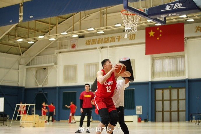中國籃球之隊官博：大塊頭 大能量 祝李炎哲25歲生日快樂！