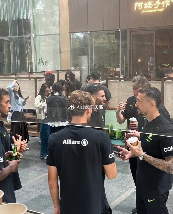 松弛感拉滿！澳大利亞隊員在杭州街頭喝奶茶