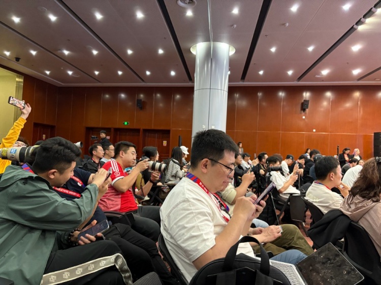 萬眾矚目！記者擠滿國足賽前新聞發(fā)布廳，賽場記者預(yù)計(jì)超300人