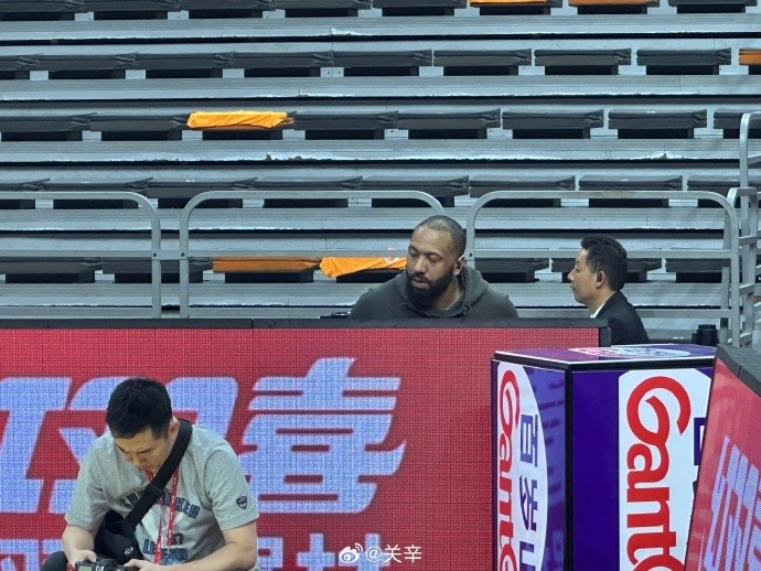 今晚不打？廣東主場迎戰(zhàn)廣廈 吉倫沃特一身便裝現(xiàn)身球館