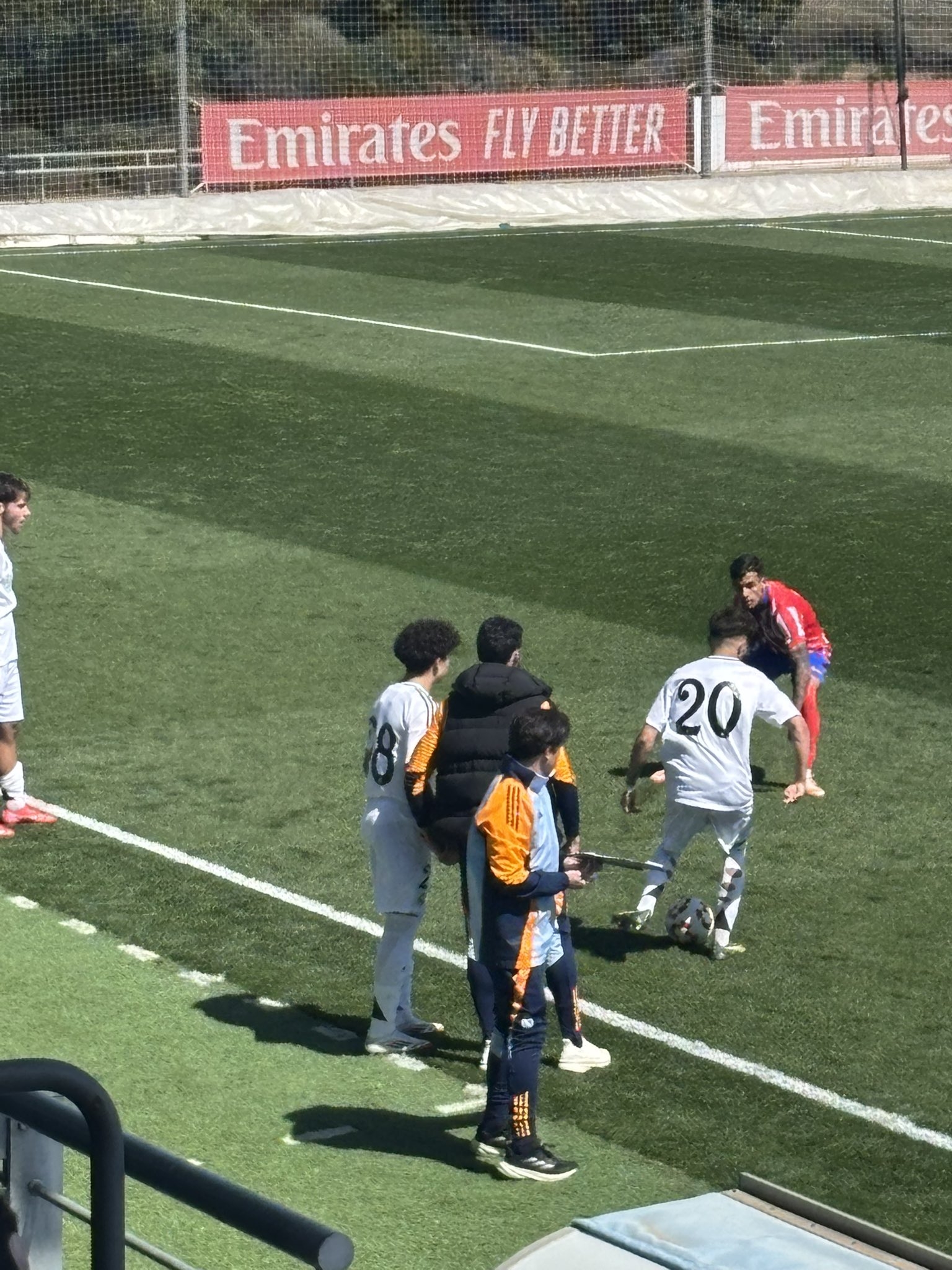 天賦滿滿！馬塞洛15歲兒子恩佐皇馬U19首秀，登場(chǎng)5分鐘腳后跟助攻