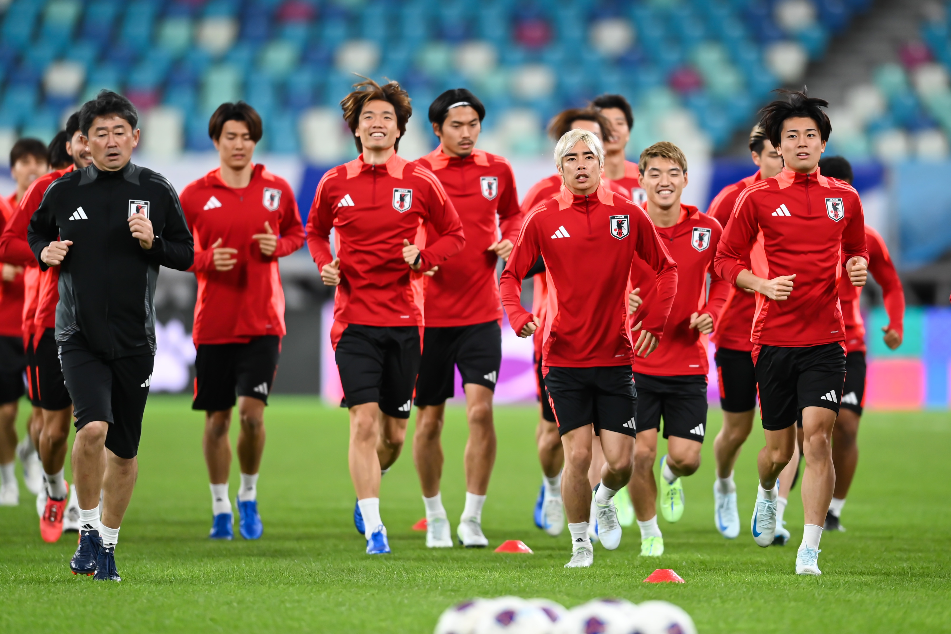 日媒：日本隊(duì)今日進(jìn)行賽前一日踩場訓(xùn)練，三笘薰和長友佑都缺席
