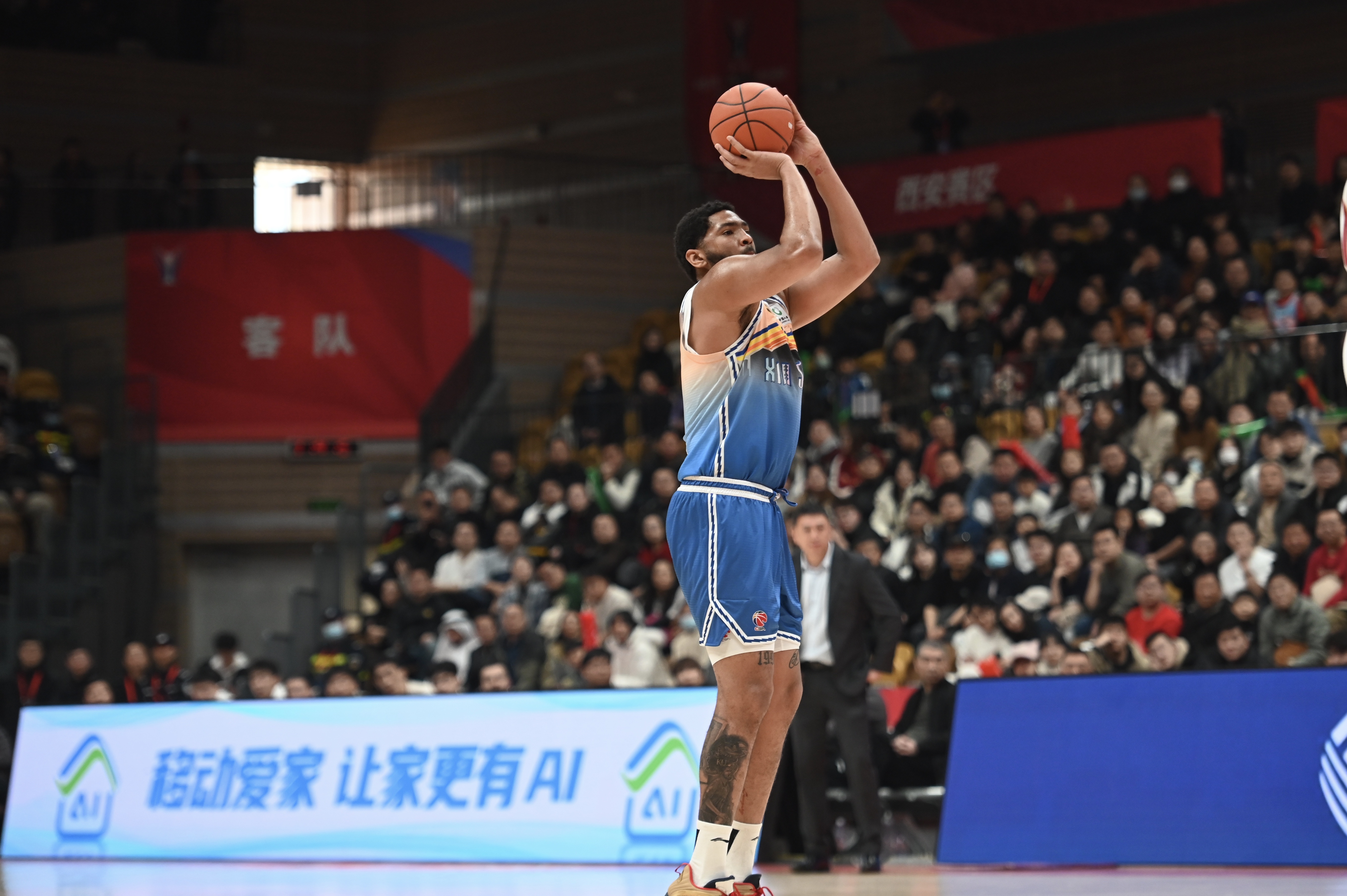 率先發(fā)力！新疆外援勞森首節(jié)7中5拿到11分 三分2中1